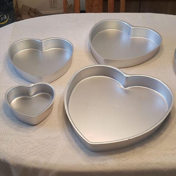 Set of 4 Wilton Heart Shaped Cake Pans With 18" Round Base Plate and Round Pan - Picture 8 of 17